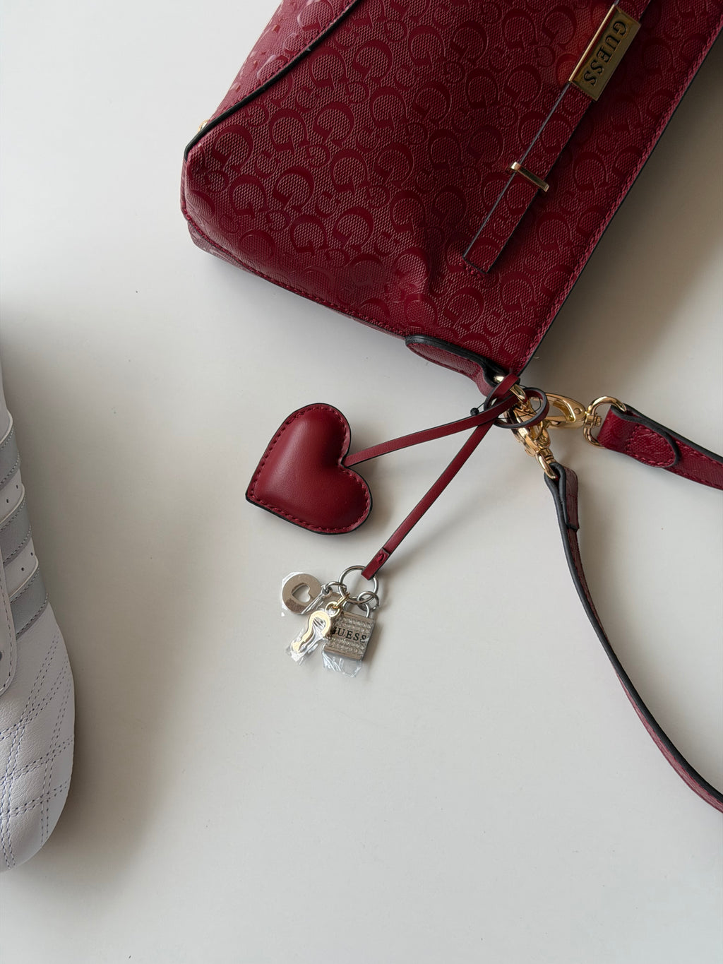 Bolsa guess roja con charms