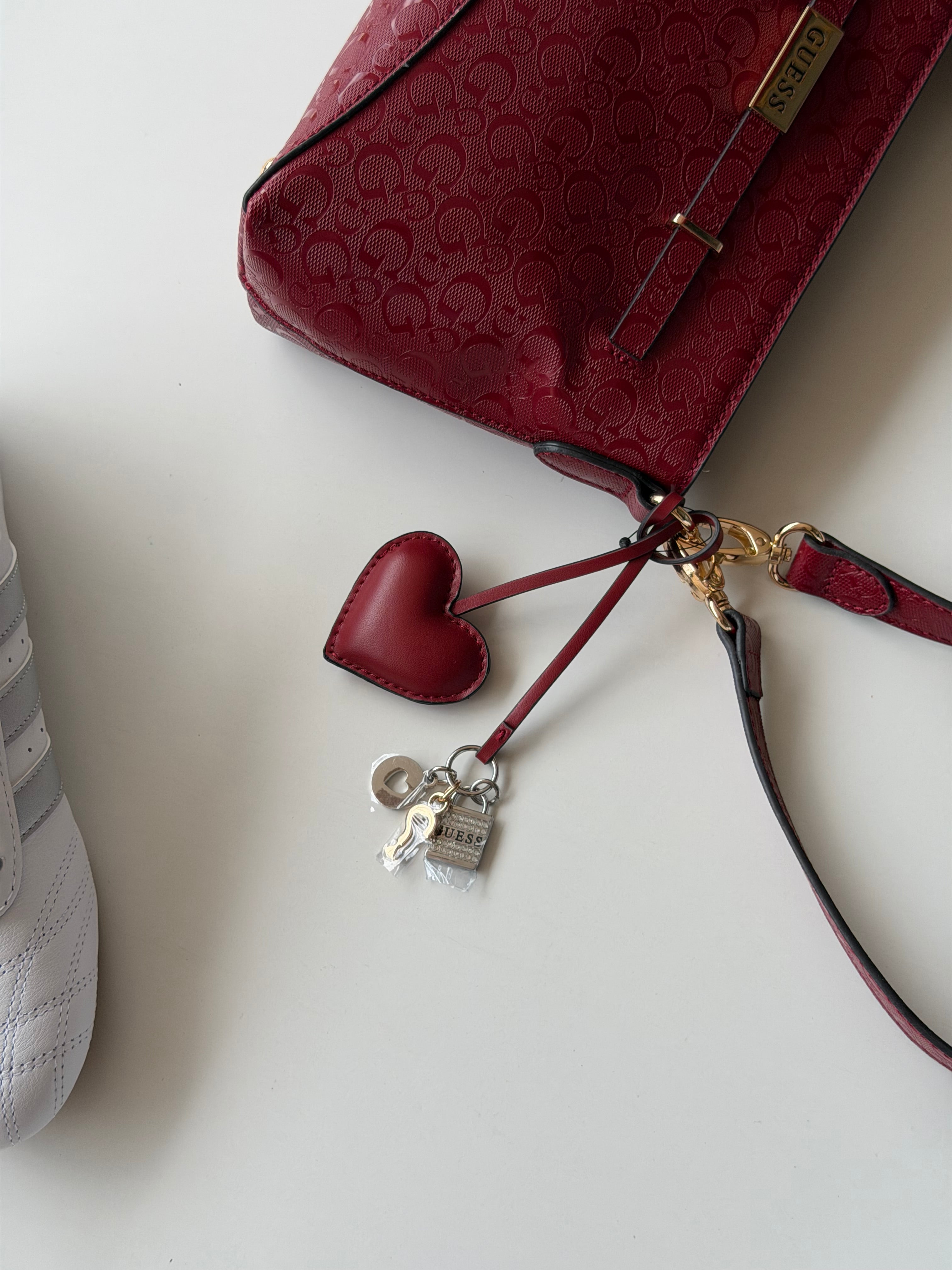Bolsa guess roja con charms