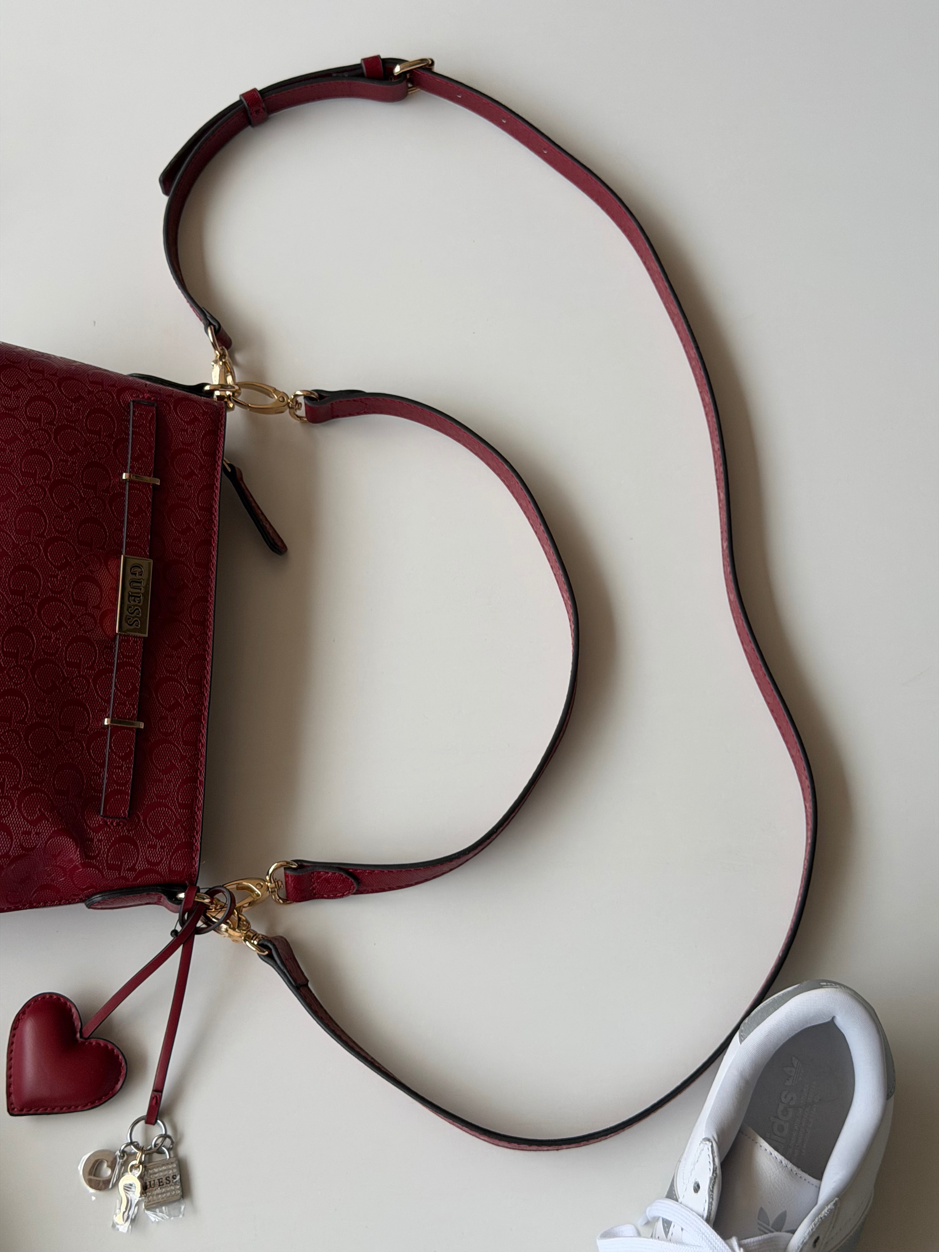 Bolsa guess roja con charms