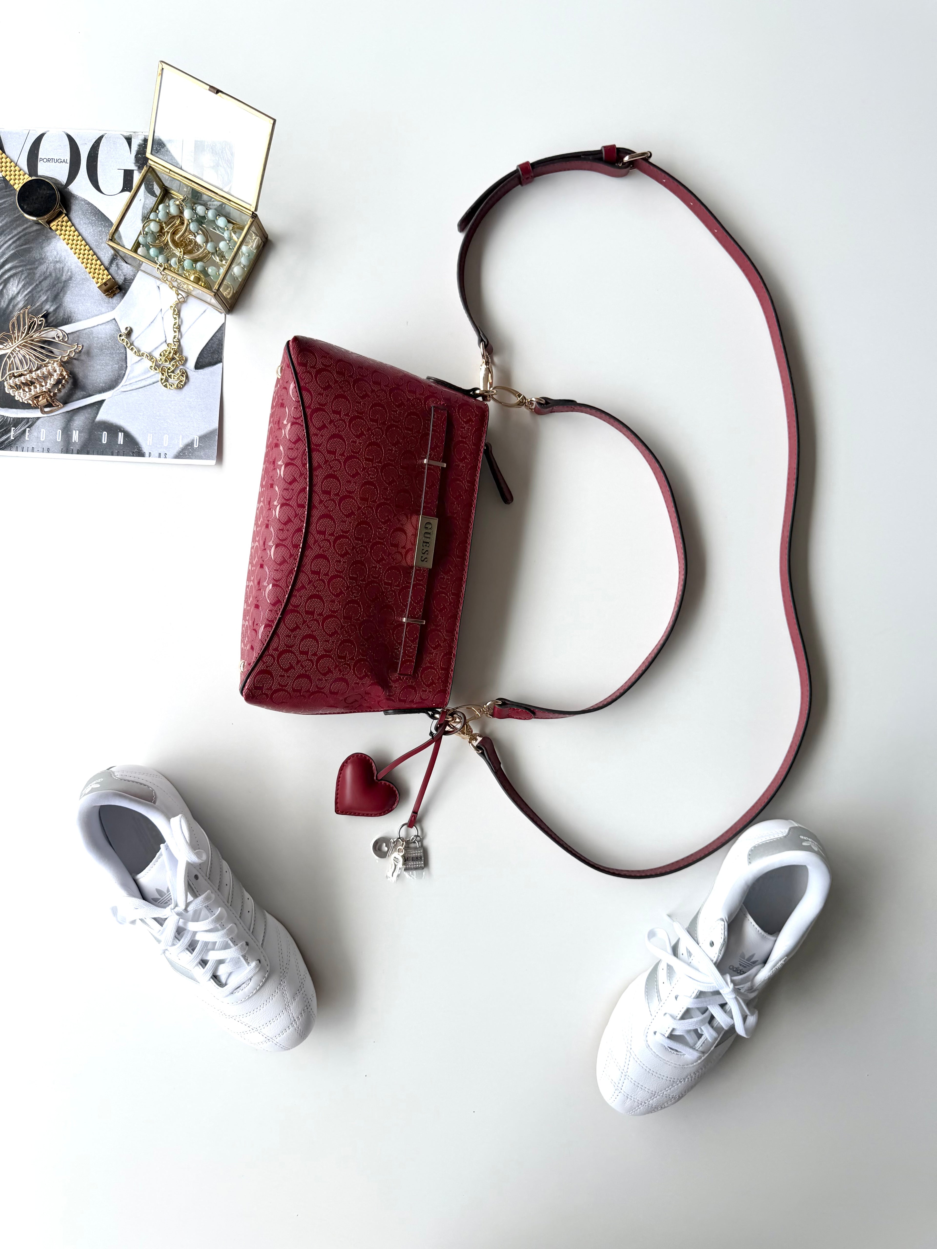 Bolsa guess roja con charms