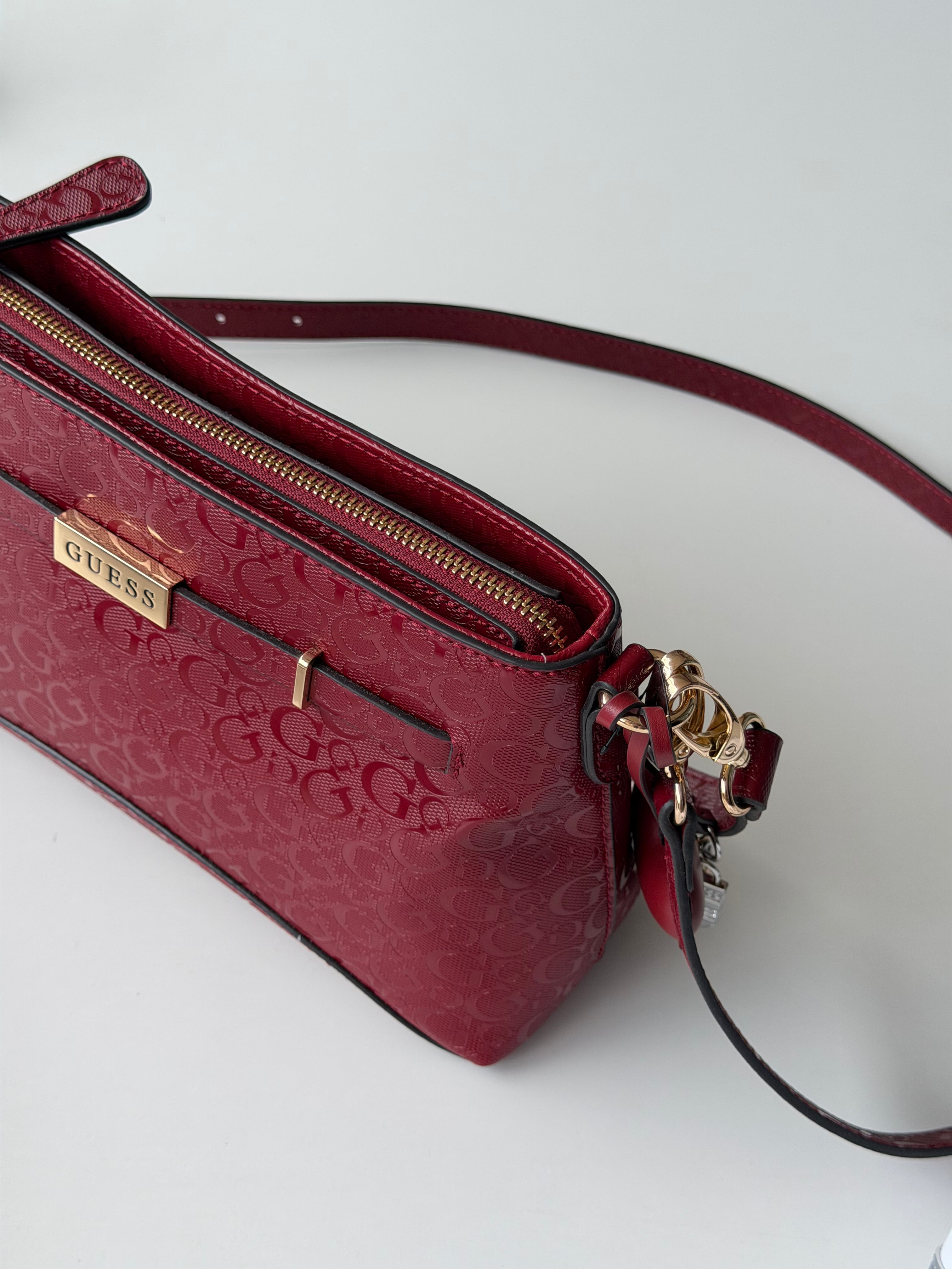 Bolsa guess roja con charms