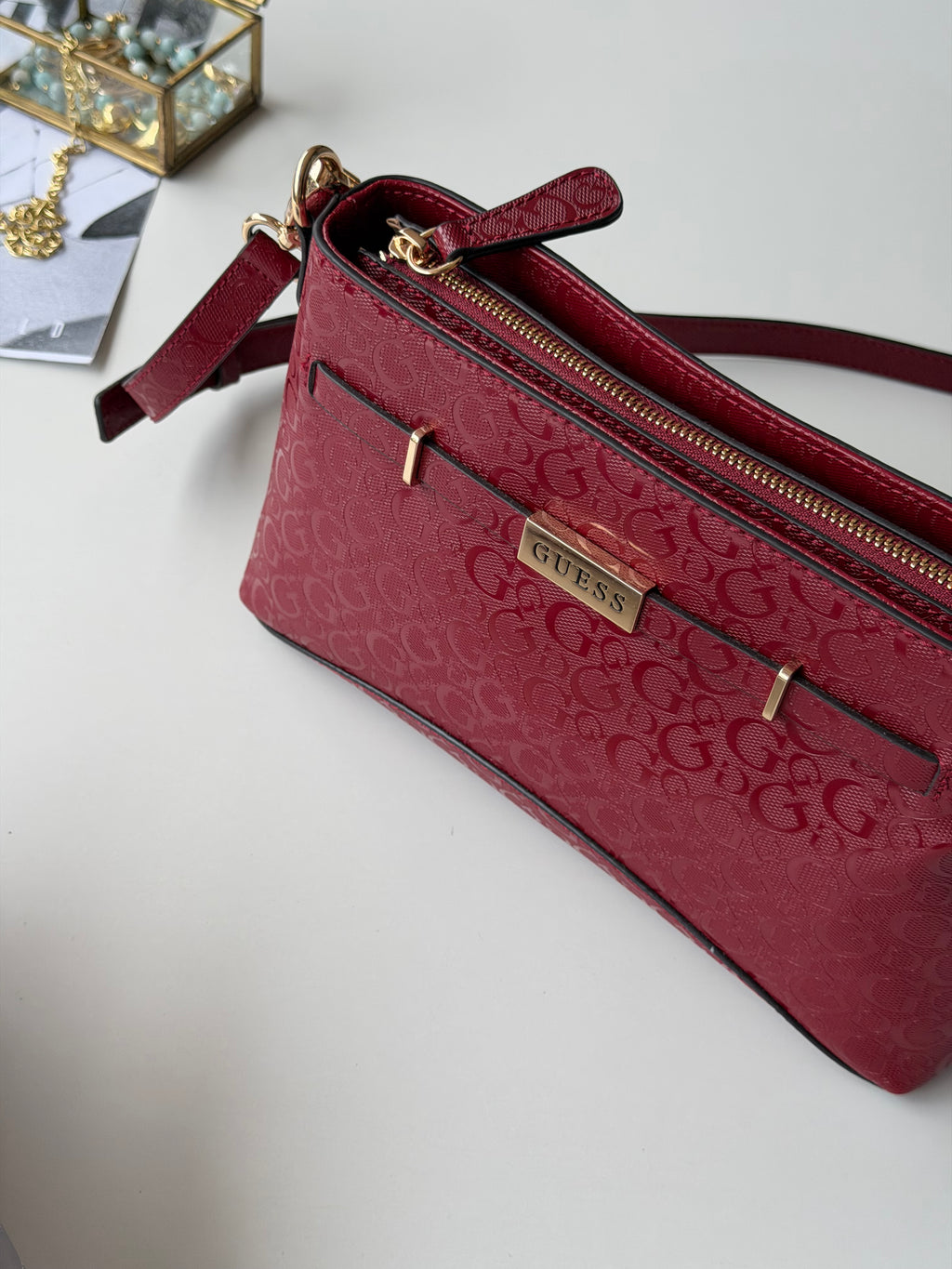 Bolsa guess roja con charms