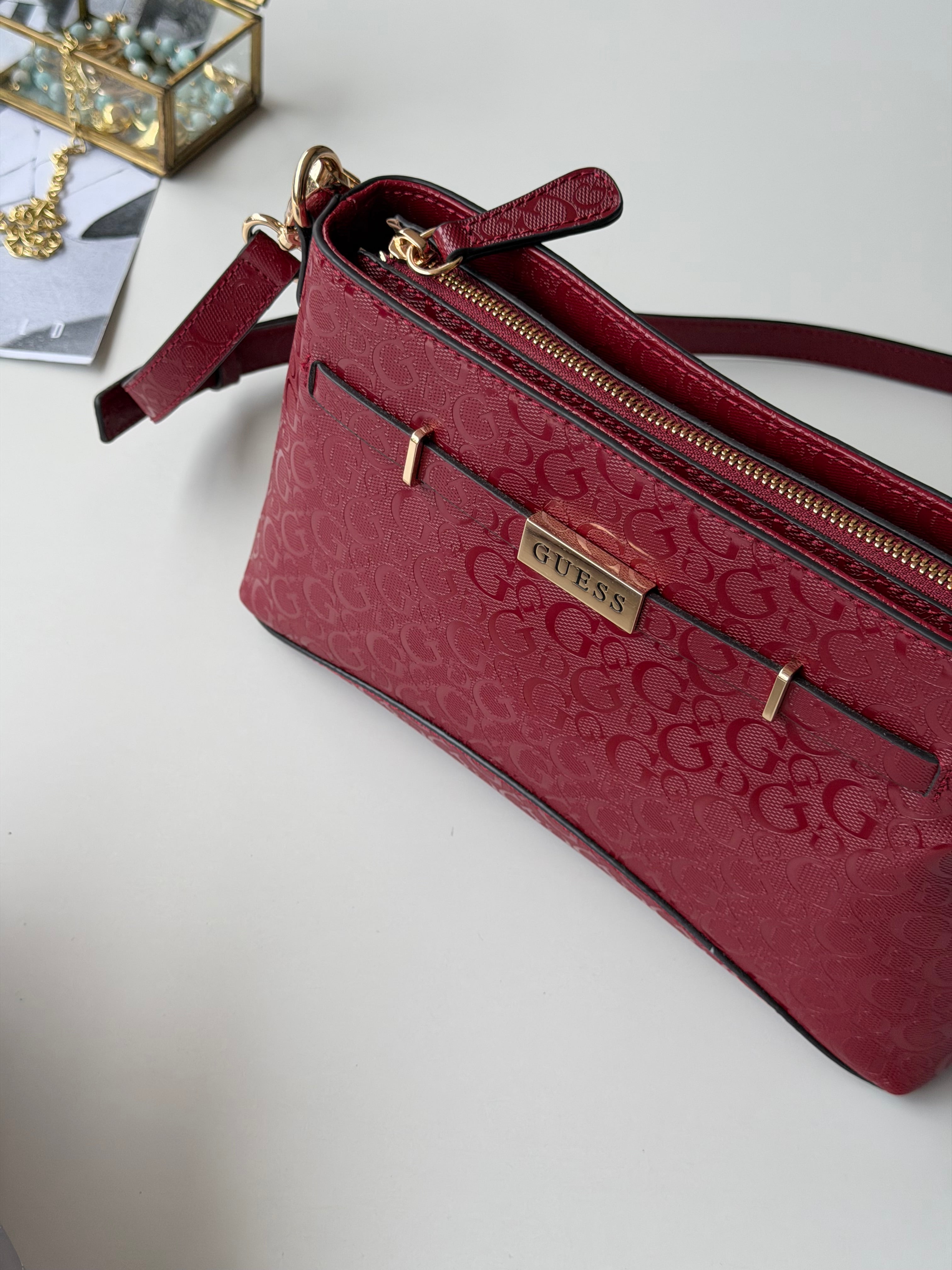 Bolsa guess roja con charms