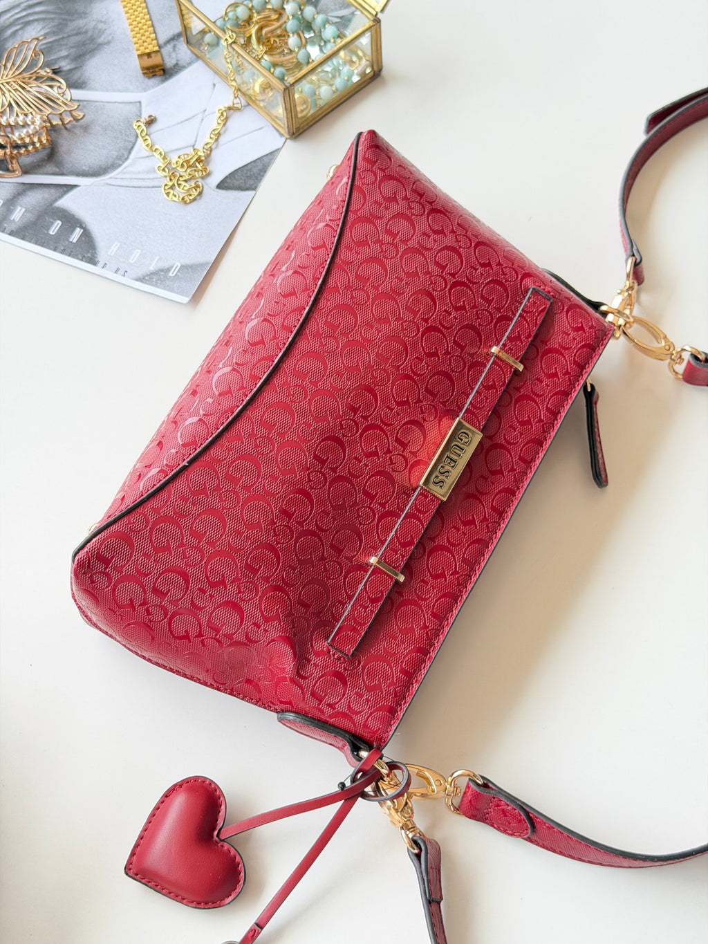 Bolsa guess roja con charms