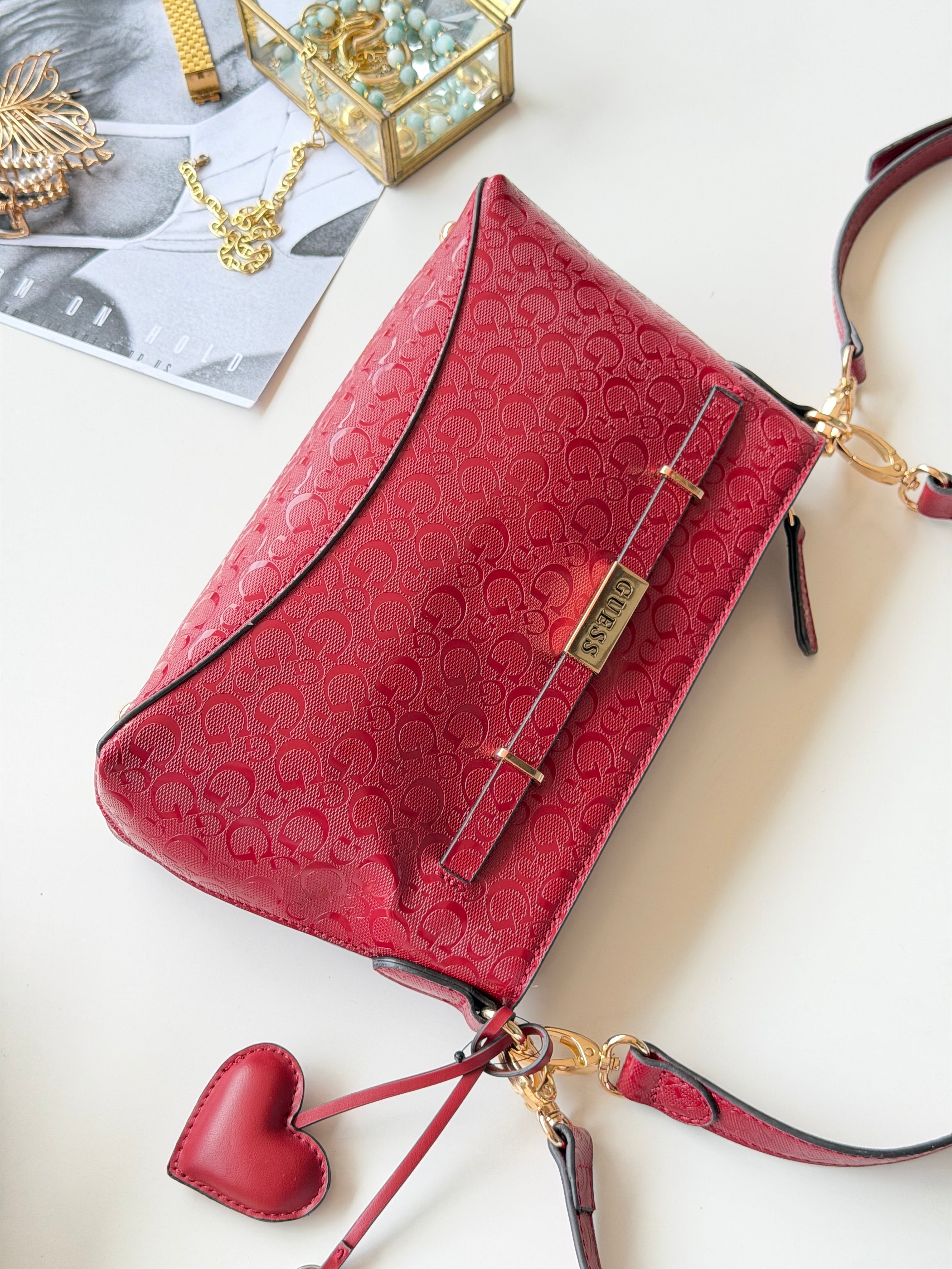 Bolsa guess roja con charms