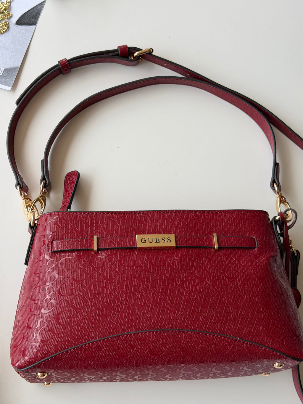 Bolsa guess roja con charms