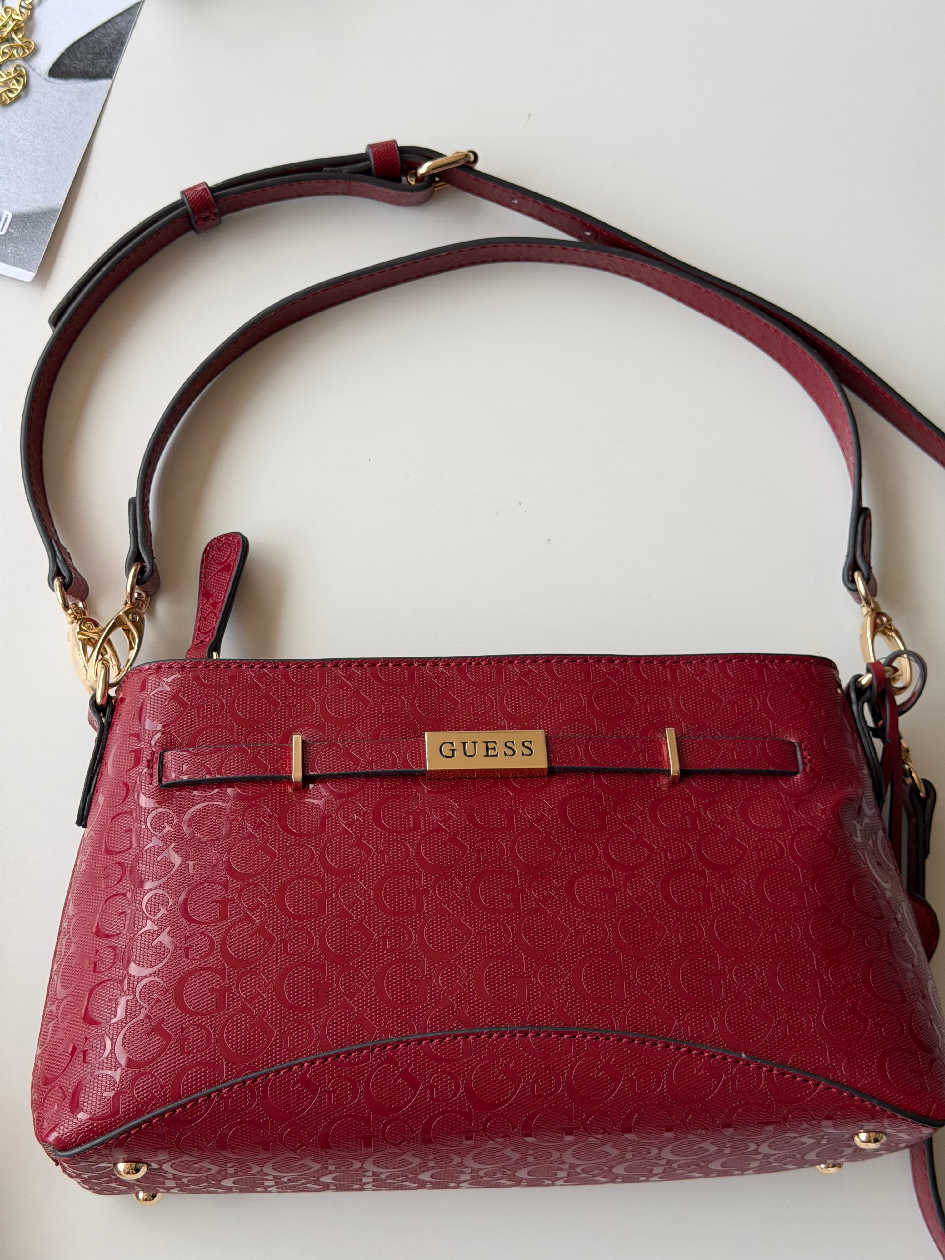 Bolsa guess roja con charms